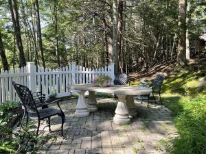 d'une terrasse avec une table, des chaises et une clôture. dans l'établissement Harbor Hideaway home, à York