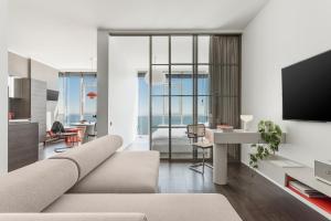 Μια τηλεόραση ή/και κέντρο ψυχαγωγίας στο Sea and Sky Apartment
