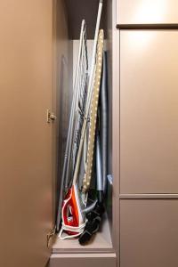 Um monte de equipamento de hóquei num armário. em Central Victoria Home 2-bedroom apt em Plovdiv