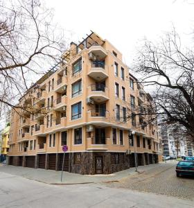 um grande edifício na esquina de uma rua em Central Victoria Home 2-bedroom apt em Plovdiv