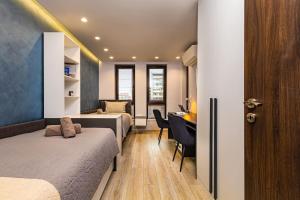 um quarto com 2 camas e uma secretária num quarto em Central Victoria Home 2-bedroom apt em Plovdiv