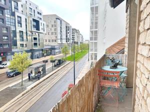 a balcony with a view of a city street at Le Spa Dijonnais in Dijon