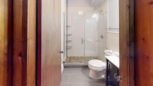Treehouse Home Brought to you by GetAway Vacations tesisinde bir banyo