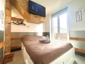 Una habitación con una cama con un cisne disecado. en Le Spa Dijonnais, en Dijon