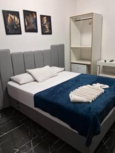 um quarto com uma cama com toalhas em Hotel Araçariguama em Araçariguama