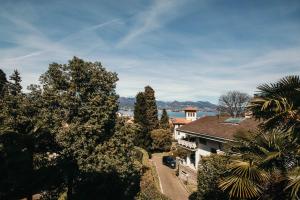 een luchtzicht op een huis met bomen bij The Queen's Suite - Villa Candela in Stresa