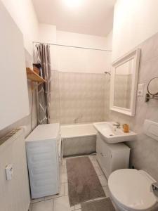bagno bianco con servizi igienici e lavandino di 2 room apt. near station Neustadt in It district a Dresda