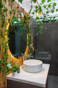 サマイパタにあるSamaipata Glampingのバスルーム(大きな鏡、シンク付)