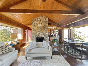 sala de estar con sofá y chimenea de piedra en Seacoast Sanctuary Brought to you by GetAway Vacations, en Cape Neddick 37 fotos más