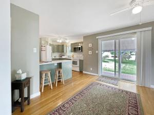 Η κουζίνα ή μικρή κουζίνα στο Beach House Brought to you by GetAway Vacations