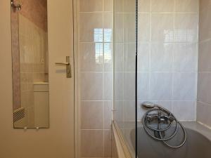 eine Dusche mit einer Glastür neben einer Badewanne in der Unterkunft 539 - Maison 5 personnes en plein cœur d'Erquy. in Erquy