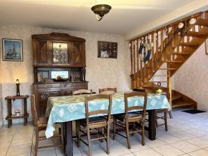 ein Esszimmer mit einem Tisch und einer Treppe in der Unterkunft 539 - Maison 5 personnes en plein cœur d'Erquy. in Erquy