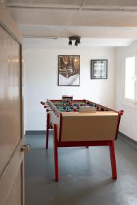 einem Billardtisch in der Mitte eines Zimmers in der Unterkunft Villa Zachee - maison familiale & parking gratuit in Le Tréport