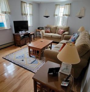uma sala de estar com um sofá e uma mesa em Family Retreat at York Beach Y609 home em York