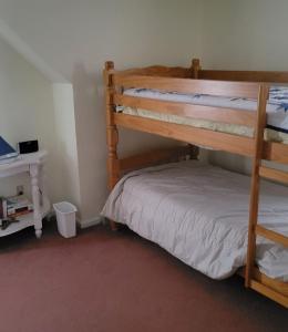 um quarto com 2 beliches e uma pequena cama em Family Retreat at York Beach Y609 home em York