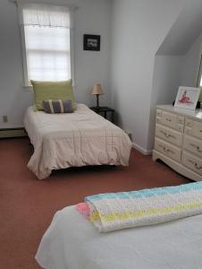 um quarto com 2 camas e uma cómoda e uma janela em Family Retreat at York Beach Y609 home em York