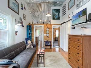 sala de estar con sofá y TV en Lighthouse - Q991 cabin, en Ogunquit