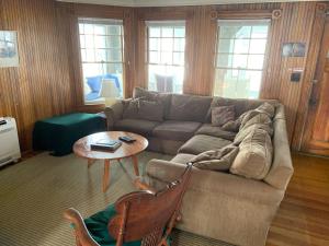 Posezení v ubytování Cozy Cottage by the Sea - Y672 Brought to you by GetAway Vacations