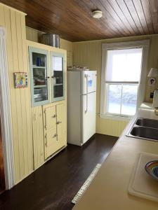 Η κουζίνα ή μικρή κουζίνα στο Cozy Cottage by the Sea - Y672 Brought to you by GetAway Vacations +22 φωτογραφίες