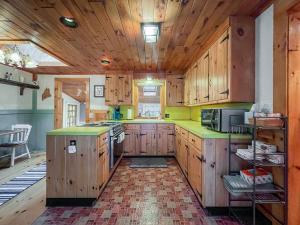 cocina grande con armarios de madera y encimeras verdes en Dewey Cottage - Y854 home en York