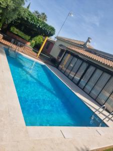 UmbreteにあるCasa Villa Ladiの家の前の青い水のスイミングプール