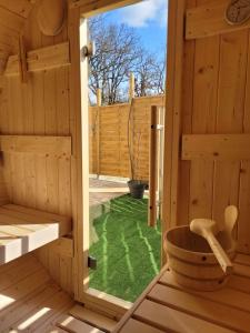 eine Sauna mit Blick auf einen grünen Hof in der Unterkunft L'Eden du Quercy in Limogne-en-Quercy