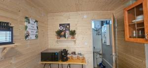 eine Küche mit einer Theke, einer Mikrowelle und einem Kühlschrank in der Unterkunft MBL Apartments Summer in Rezi