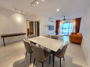 Kampong Pinji的住宿－Manhattan Condominium - Jalan Pasir Puteh - Ipoh，一间配备有白色桌椅的用餐室