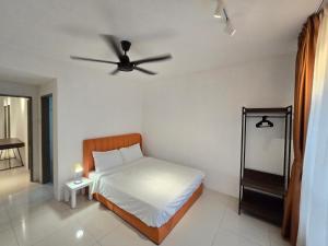Manhattan Condominium - Jalan Pasir Puteh - Ipoh في Kampong Pinji: غرفة نوم مع سرير ومروحة سقف