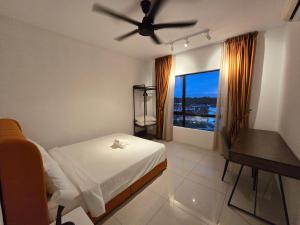 een slaapkamer met een bed en een plafondventilator bij Manhattan Condominium - Jalan Pasir Puteh - Ipoh in Kampong Pinji