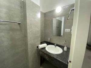 a bathroom with a sink and a mirror at Suite con acceso directo al Centro Comercial in Caracas