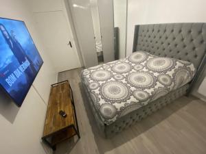 Un pat sau paturi într-o cameră la Chambre dans duplex - Paris 12