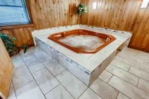 uma banheira de hidromassagem num quarto com paredes de madeira em Sweet Life home em Pittsfield