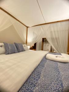 um quarto com uma cama grande numa tenda em JOSEPHA COTTAGE em Ngurblut