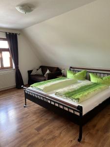 Postel nebo postele na pokoji v ubytování Streng's Weinstube