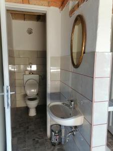 y baño con lavabo y aseo. en Nomads House en Bled