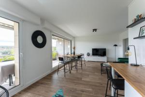 a living room with a table and chairs at Appartement de luxe, St Germain en Laye, Neuf in Saint-Germain-en-Laye