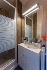 a bathroom with a sink and a mirror at Appartement de luxe, St Germain en Laye, Neuf in Saint-Germain-en-Laye