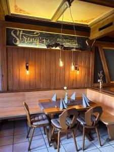 Un restaurante o sitio para comer en Streng's Weinstube