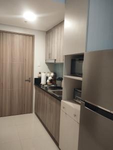 cocina con fregadero y microondas en S Residences en Manila