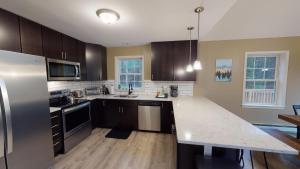 Η κουζίνα ή μικρή κουζίνα στο The Mendon House Brought to you by GetAway Vacations +27 φωτογραφίες