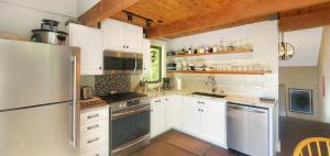 Köök või kööginurk majutusasutuses Great Escape Ski Lodge home