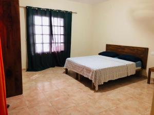 1 dormitorio con cama y ventana en Get house kira, en Cidade Velha