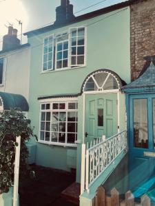 a house with a green door and a balcony at North Laine Sunny Cottage in Brighton & Hove