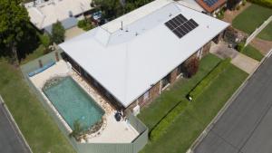 贝尔拉拉Take A Dip At Eucalypt的享有带游泳池的大型建筑的顶部景色