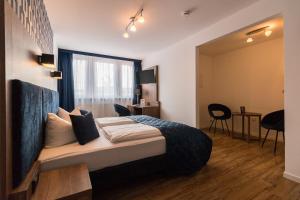 a bedroom with a large bed in a room at Hotel am Brauerei-Dreieck in Bamberg