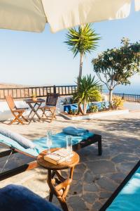 un patio con mesa y sillas y la playa en Casa Muna en El Cercado