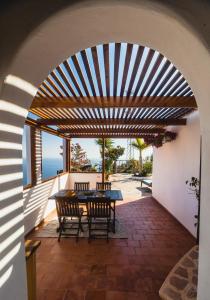 an archway with a table and chairs on a patio at Casa Muna in El Cercado