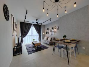 een woonkamer met een tafel en een bank bij Lumi Tropicana 3 Bedroom Golf View # 1-6pax in Petaling Jaya