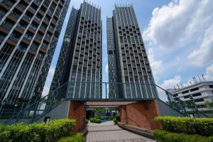 twee hoge gebouwen met een loopbrug aan de voorkant bij Lumi Tropicana 3 Bedroom Golf View # 1-6pax in Petaling Jaya